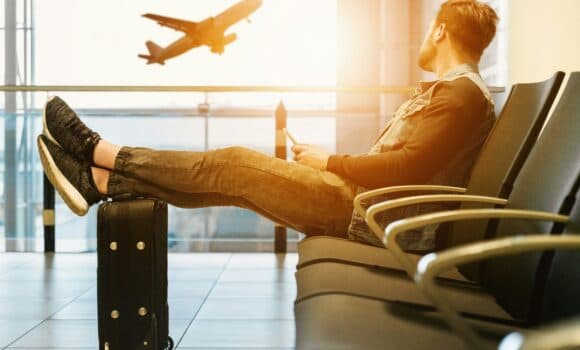 Reisender am Flughafen